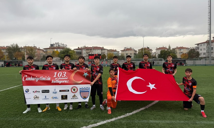 Sıcak Gündem: 1966 Turanspor, Cumhuriyet'in 103. yıl dönümünde bayrak ve pankartla sahaya çıktı
