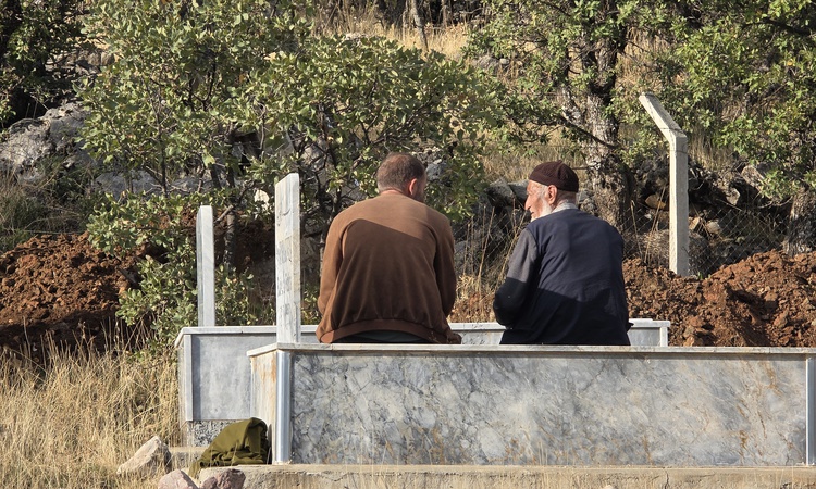 Sıcak Gündem: Adıyaman Gerger'de 85 yaşındaki çiftçi, eşiyle birlikte kabirlerini hazırlattı ve Merak Edilenle