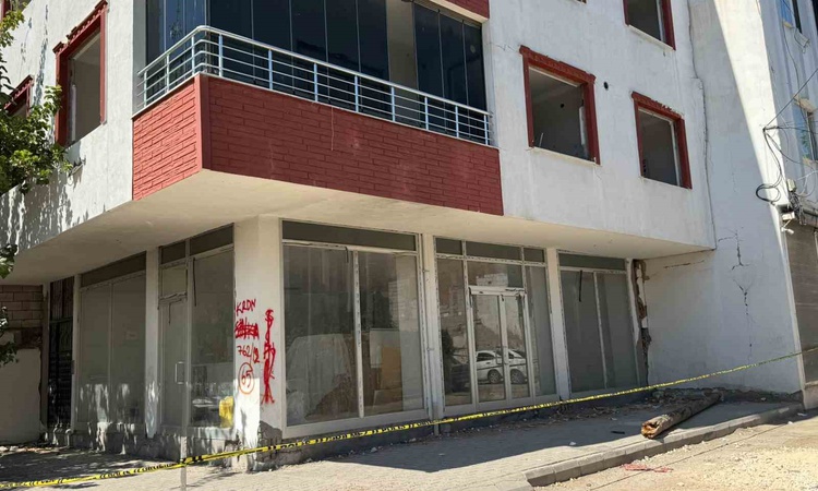 Sıcak Gündem: Adıyaman'da yıkılmayan hasarlı bina, 5.4'lük depremle yine korkuttu ve Merak Edilenler