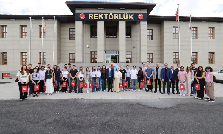 Sıcak Gündem: AİÇÜ'de Kültür Muhafızları projesinde farklı ülkelerden öğrenciler Rektörle buluştu | İşte Tüm A