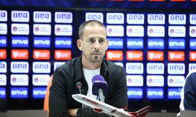 Sıcak Gündem: Alanyaspor Teknik Direktörü Pereira, Kocaelispor'a 2-1 yenilgiyi ilk yarıya bağladı - Son Dakika