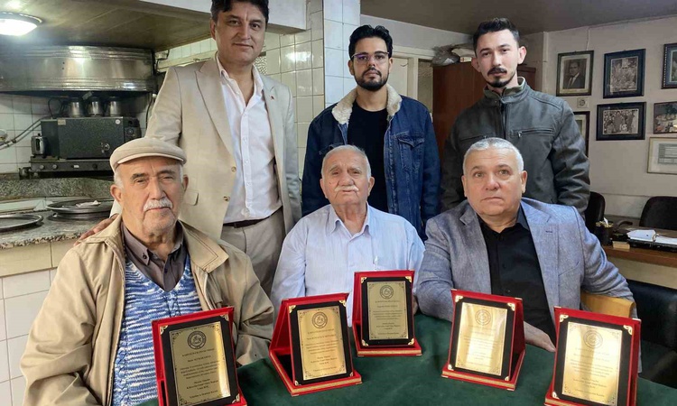 Sıcak Gündem: Alaşehir Kahveciler Odası, ahilik töreninde 55 yıllık kahveciye plaket takdim etti - Son Dakika