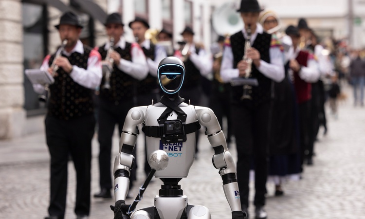 Sıcak Gündem: Albüm: Çinli robot üreticisi Unitree'ye ait robot, Slovenya'da orkestra yönetti - Son Dakika Bil