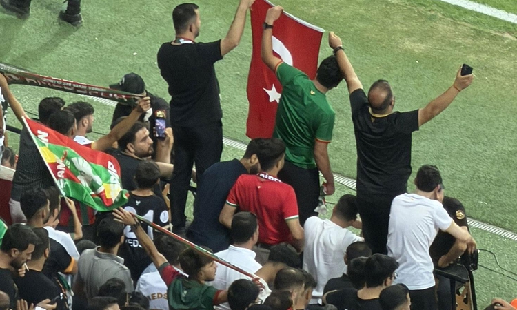 Sıcak Gündem: Amedspor tribünlerinde anlamlı görüntüler: Gelişmeler Takip Ediliyor