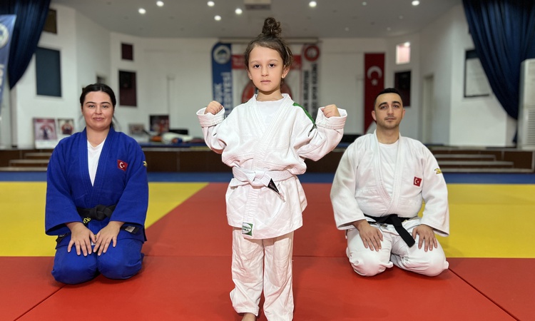 Sıcak Gündem: Ankara Çubuk'ta 6 yaşındaki Miray, anne ve babasını da judoya başlattı
