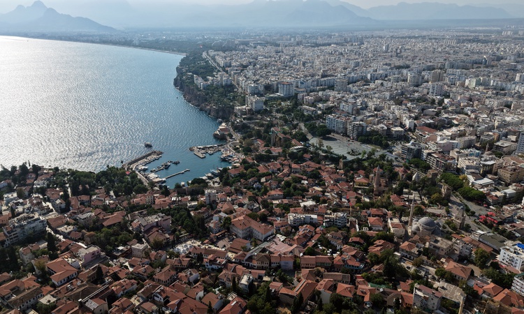 Sıcak Gündem: Antalya Kaleiçi'nde tarihi surlar ile modern kent dokusu dronla görüntülendi