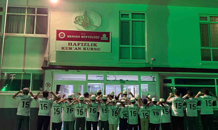 Sıcak Gündem: Arda Güler, Bolu Mengen'de hafızlık öğrencilerine imzalı formasını gönderdi ve Merak Edilenler