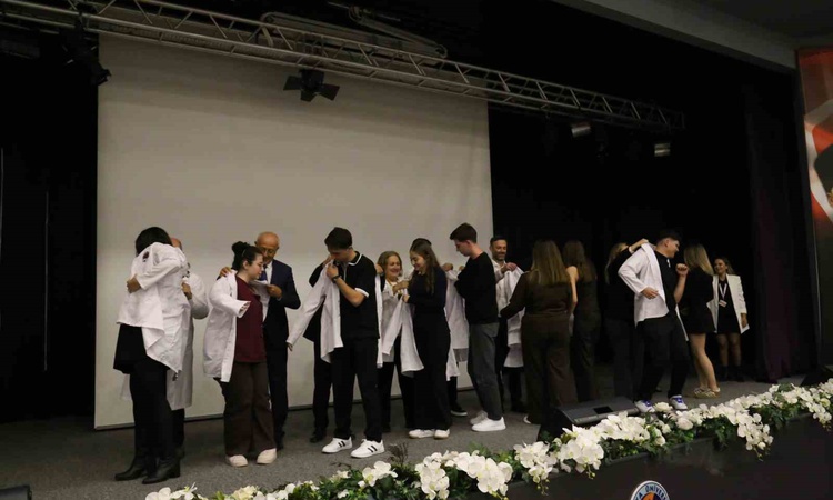 Sıcak Gündem: Avrasya Üniversitesi Sağlık Bilimleri Fakültesi öğrencileri beyaz önlük giydi