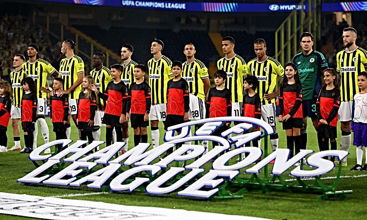 Sıcak Gündem: Ayakta alkışlandı! Fenerbahçe taraftarı yıldız isim için ''O olmasaydı halimiz haraptı'' diyor |