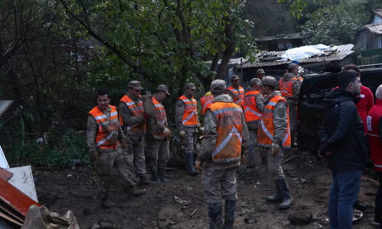 Sıcak Gündem: Ayazağa'da sel mağdurlarının evlerini jandarma ekipleri temizledi: Gelişmeler Takip Ediliyor