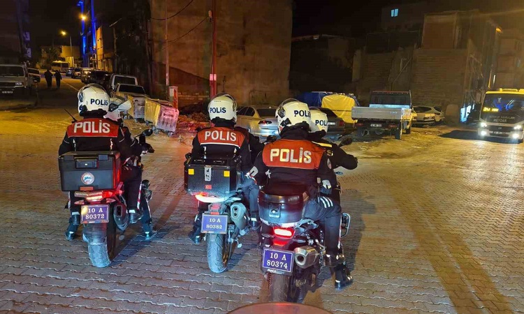 Sıcak Gündem: Balıkesir Edremit'te bir haftalık denetimde 39 aranan şahıs yakalandı ve Merak Edilenler