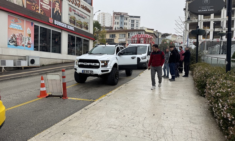Sıcak Gündem: Bilecik'te pikap içinde uyuyakalan şoför, polis ve sağlık ekiplerince uyandırıldı: Gelişmeler Ta