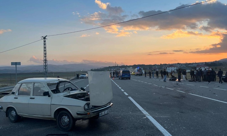 Sıcak Gündem: Bingöl Karlıova'da otomobil ile motosiklet çarpıştı, 3 kişi yaralandı - Son Dakika Bilgileri