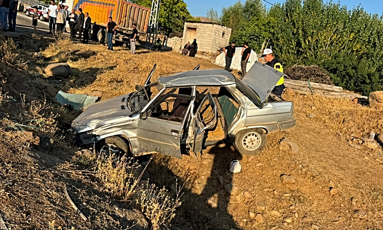 Sıcak Gündem: Bingöl’de şarampole devrilen otomobildeki 4 kişi yaralandı