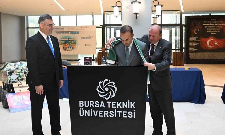 Sıcak Gündem: BTSO Başkanı Özer Matlı, Bakan Kacır'a Bursaspor atkısı hediye etti: Gelişmeler Takip Ediliyor