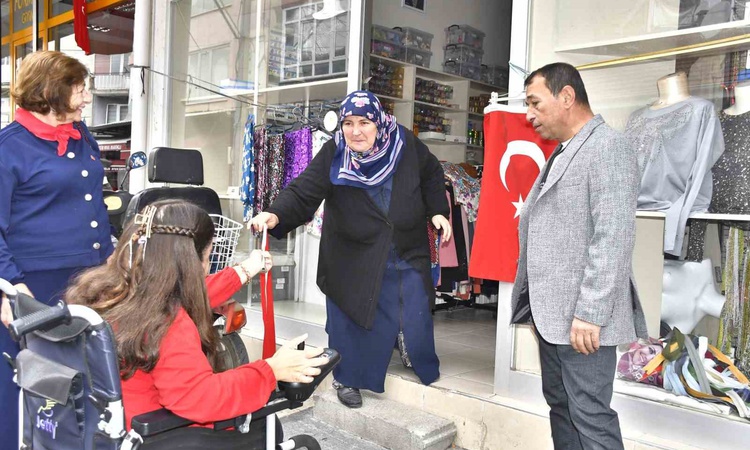Sıcak Gündem: Bursa Yenişehir'de özel gereksinimli bireyler esnafa 29 Ekim'de bayrak dağıttı: Gelişmeler Takip