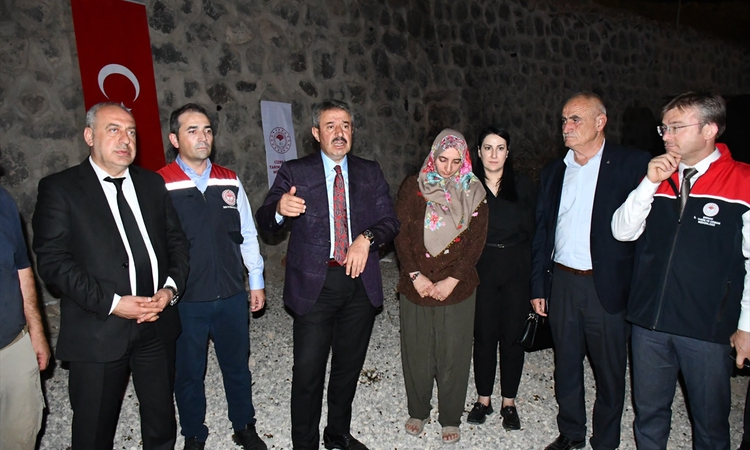 Sıcak Gündem: Cizre'de kadın yetiştiriciye 100 koyun teslim edildi, törene AK Parti vekili katıldı