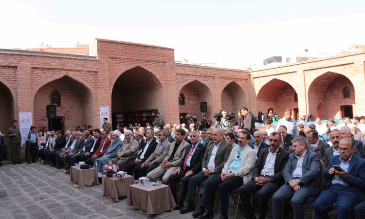 Sıcak Gündem: Cizre'de Melaye Ciziri için Kırmızı Medrese'de anma programı ve panel düzenlendi - Son Dakika Bi