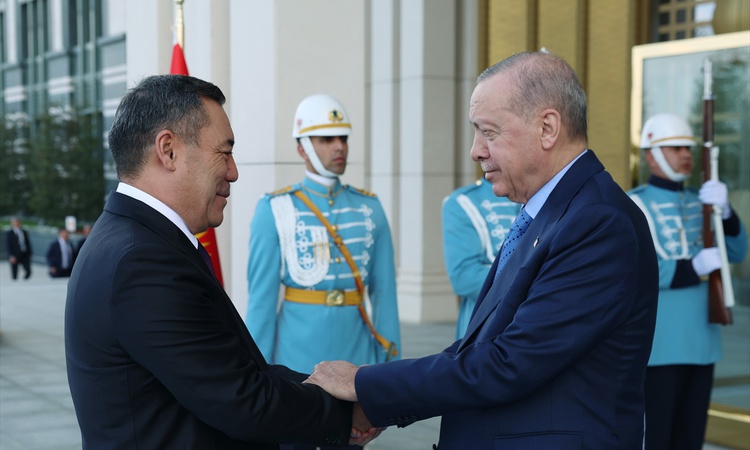 Sıcak Gündem: Cumhurbaşkanı Erdoğan, Kırgızistan Cumhurbaşkanı Caparov ile görüştü ve Merak Edilenler