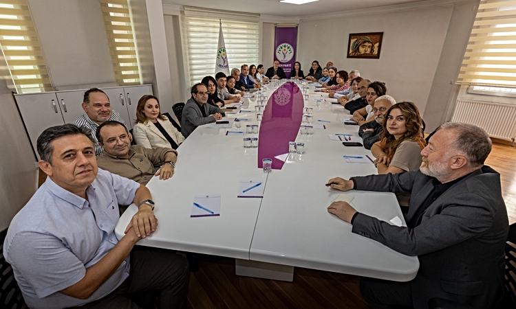 Sıcak Gündem: DEM Parti MYK'sı 8 saatlik toplantıda TBMM ve manipülasyon gündemini ele aldı ve Merak Edilenler