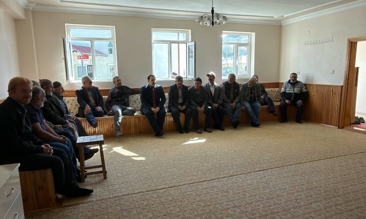 Sıcak Gündem: Demirözü Kaymakamı Ahat, Otlukbeli ve Elmalı köylerinde vatandaşları dinledi: Gelişmeler Takip E