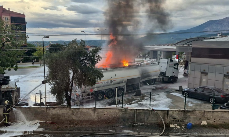 Sıcak Gündem: Denizli Pamukkale'de akaryakıt istasyonunda tanker yangını yanındaki tankere sıçradı