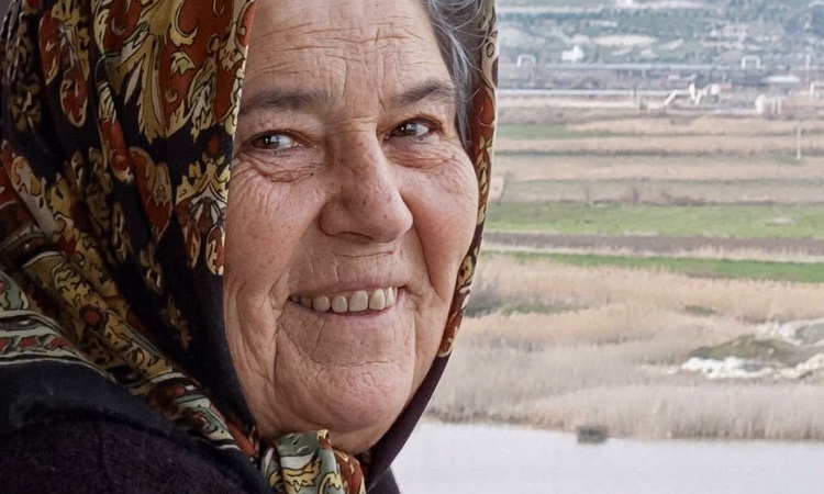 Sıcak Gündem: Denizli Serinhisar'da domates yüklü tır otomobille çarpıştı; 1 kişi öldü, 2 yaralandı: Gelişmele