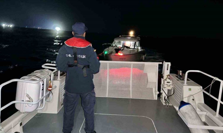 Sıcak Gündem: Didim açıklarında motor arızası nedeniyle sürüklenen teknede 3 kişi kurtarıldı: Gelişmeler Takip