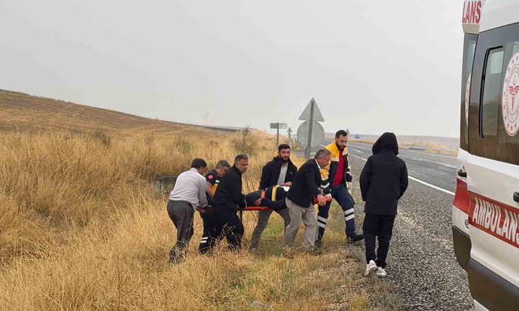 Sıcak Gündem: Diyarbakır Silvan'da lastiği patlayan pikap şarampole yuvarlandı, 1 kişi yaralandı
