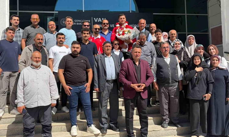 Sıcak Gündem: Dünya şampiyonu Furkan Bilici davul zurnayla karşılandı