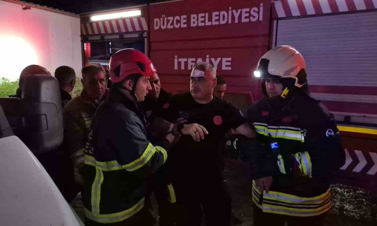 Sıcak Gündem: Düzce’de fabrikadaki yangında üzerine çatı düşen itfaiyeci yaralandı