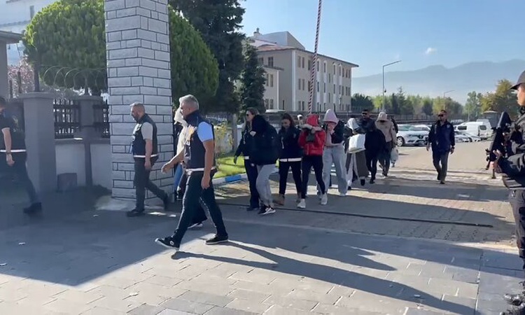 Sıcak Gündem: Düzce'de fuhuş iddiasıyla masaj salonlarına baskında 7 şüpheliden 5'i hakkında tutuklama kararı
