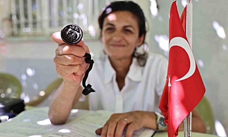 Sıcak Gündem: Elazığ Ağın'da kadın muhtar dedesinin izinden 23 yıldır görev yapıyor: Gelişmeler Takip Ediliyor