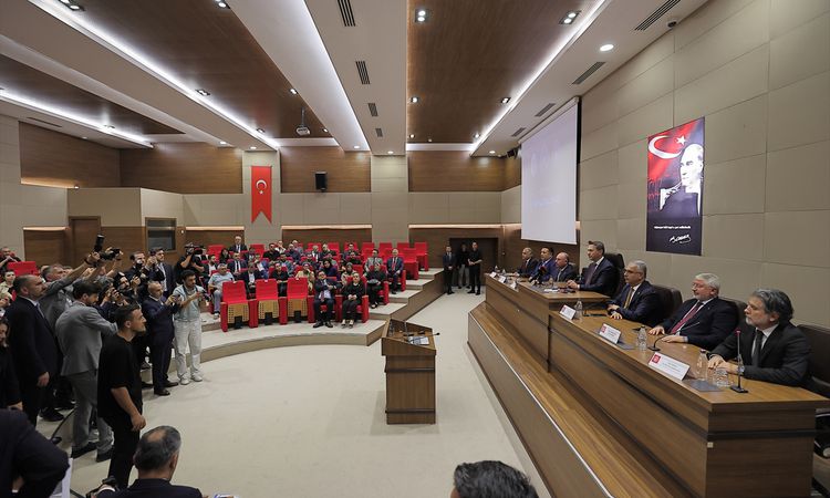 Sıcak Gündem: Enerji ve Tabii Kaynaklar Bakanı Bayraktar Çorum'da iş insanlarıyla buluştu: - Son Dakika Bilgil