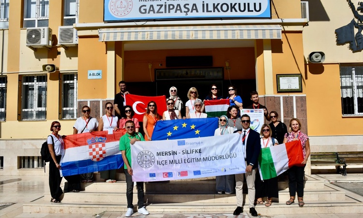 Sıcak Gündem: Erasmus'la Silifke'ye gelen 11 öğretmen Gazipaşa İlkokulunda öğrencilerle buluştu