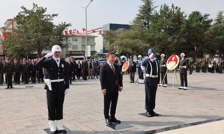 Sıcak Gündem: Erzincan'da Gaziler Günü töreninde Atatürk Anıtı'na çelenk sunuldu - Son Dakika Bilgileri