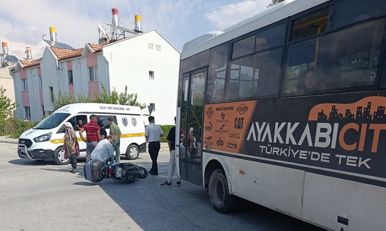 Sıcak Gündem: Erzincan'ın Geçit Mahallesi'nde midibüs ile motosiklet çarpıştı, sürücü yaralandı.: Gelişmeler T