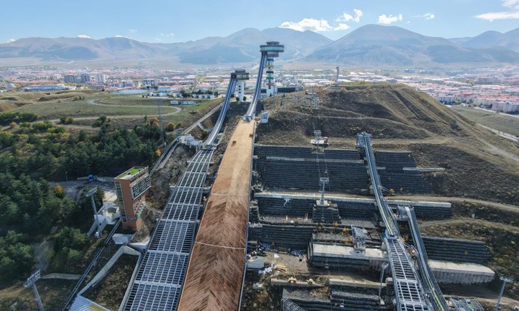 Sıcak Gündem: Erzurum Valiliği ilk ve tek kayakla atlama tesisinin pistlerini ahşapla yeniliyor: Gelişmeler Ta