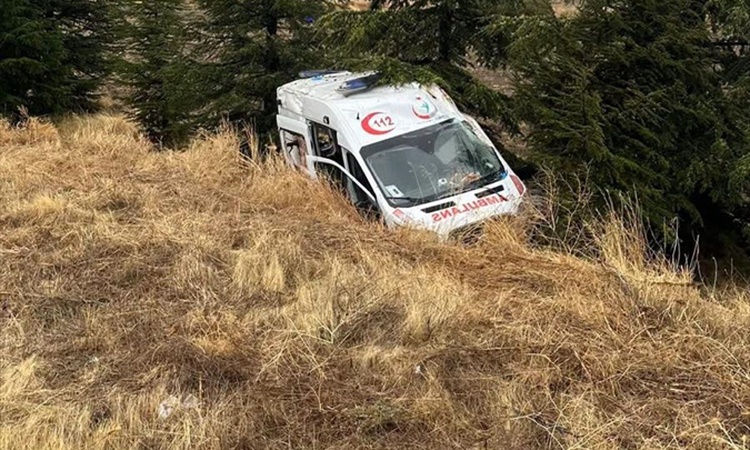 Sıcak Gündem: Eskişehir'de hasta nakli yapan ambulans yoldan çıktı, 4 kişi yaralandı: Gelişmeler Takip Ediliyo