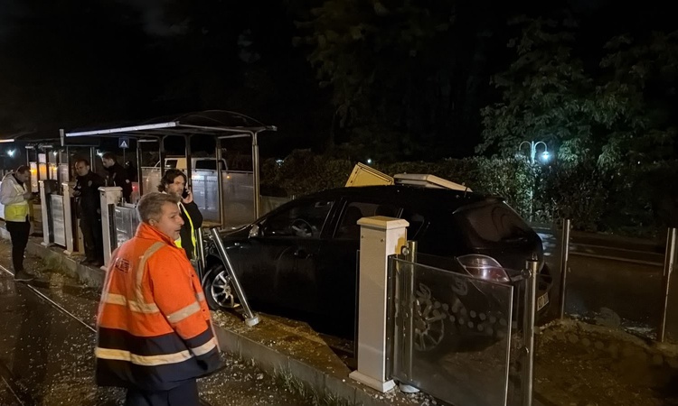Sıcak Gündem: Eskişehir'de tramvay durağına dalan otomobilde sıkışan 57 yaşındaki sürücü kurtarıldı | İşte Tüm