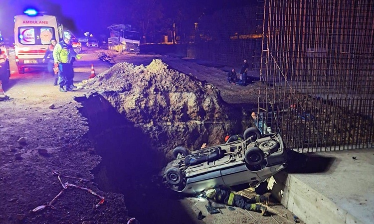 Sıcak Gündem: Eskişehir'de yol çalışması çukuruna düşen otomobilde 1 kişi öldü, 2'si çocuk 5 yaralandı