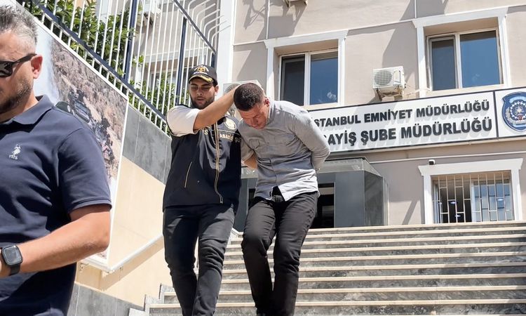 Sıcak Gündem: Fatih'te camiide 450 bin liranın bulunduğu çantayı çalan şüpheli yakalandı: Gelişmeler Takip Edi