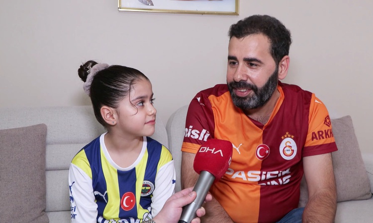 Sıcak Gündem: Fenerbahçe formalı 9 yaşındaki taraftar, Galatasaraylı babasıyla derbiyi izledi