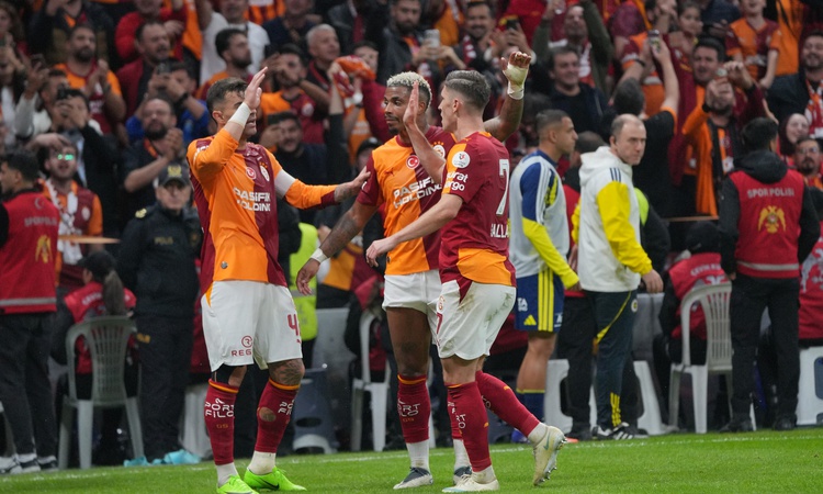 Sıcak Gündem: Galatasaray, Fenerbahçe'yi 2-1 yenerek 22 puanla Süper Lig liderliğine artış grafiği çizdi - Son