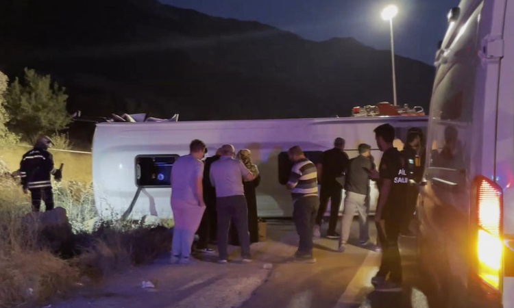 Sıcak Gündem: Gaziantep’te servis midibüsü ile otomobil çarpıştı: 5 ölü, çok sayıda yaralı var