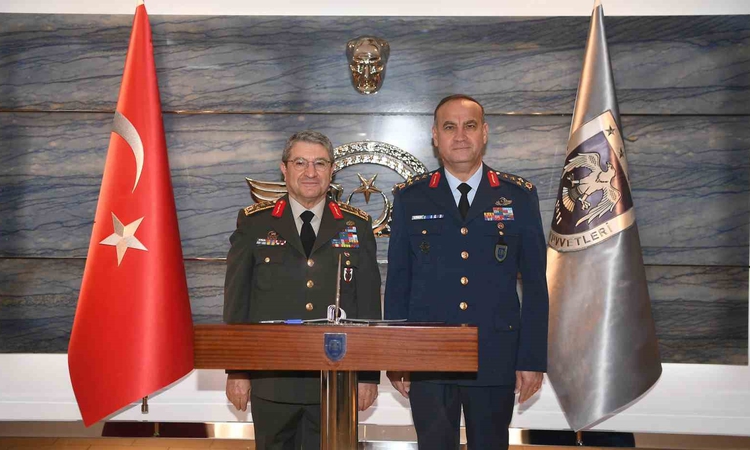Sıcak Gündem: Genelkurmay Başkanı Orgeneral Bayraktaroğlu, Hava Kuvvetleri Komutanı Orgeneral Dalkıran ile gör