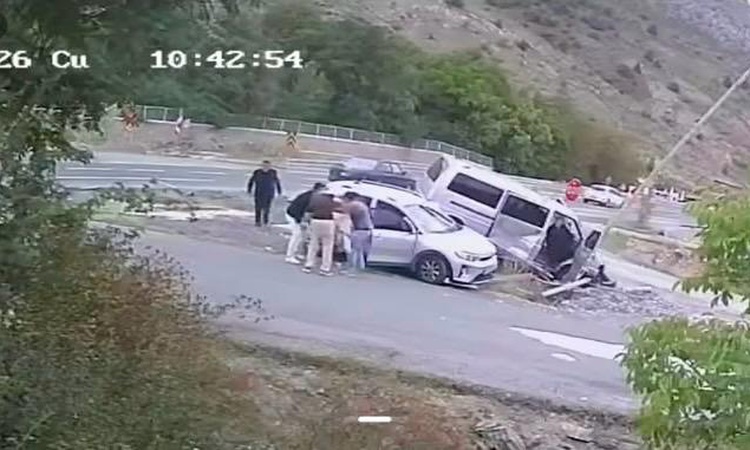 Sıcak Gündem: Gümüşhane'de otomobil ile minibüs çarpıştı, 4 kişi yaralandı, kadın son anda kurtuldu | İşte Tüm