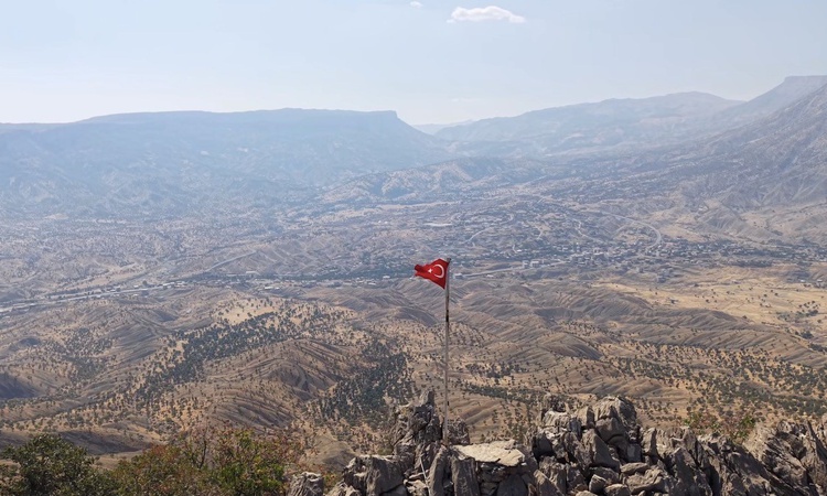 Sıcak Gündem: Hakkari Derecik'te yıpranan Türk bayrağı gazeteci tarafından yenilendi ve Merak Edilenler