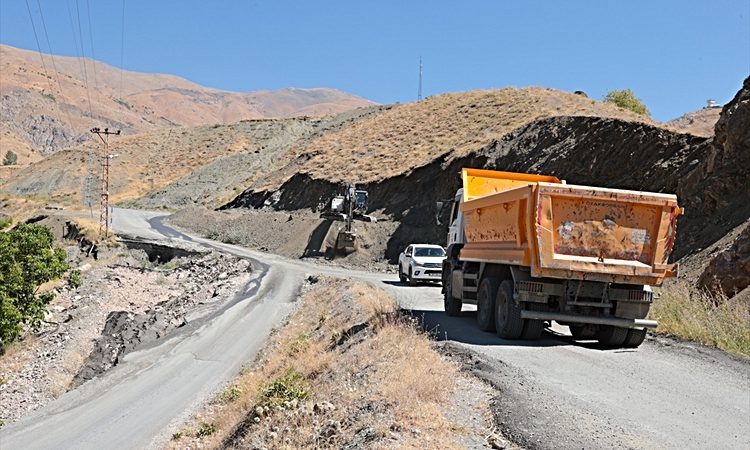 Sıcak Gündem: Hakkari'de kar ve sağanak nedeniyle çöken yol yeni açılan güzergahla yenileniyor - Son Dakika Bi