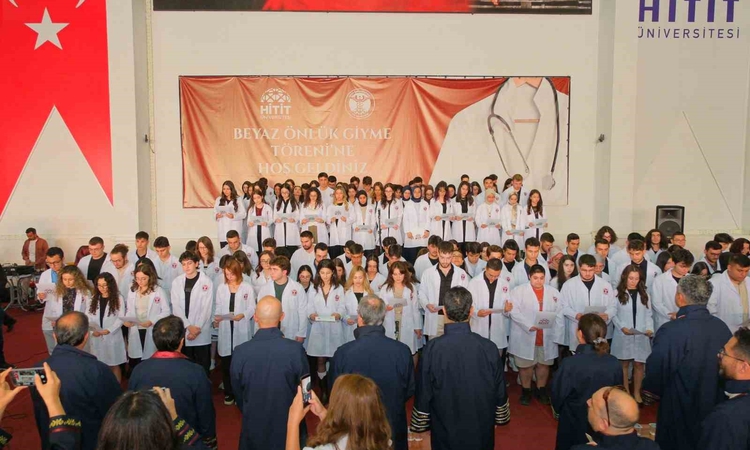 Sıcak Gündem: Hitit Üniversitesi Tıp Fakültesinde 139 öğrenci beyaz önlük giyerek hekimlik andını okudu | İşte